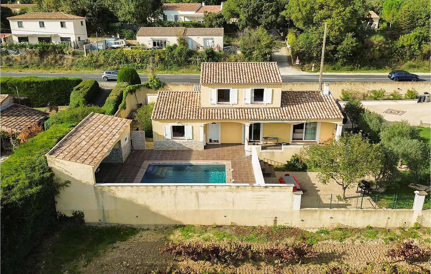 Charming 150m² Apartment with Pool & Wi-Fi in Rochefort-du-Gard in Rochefort-du-Gard, Nimes region