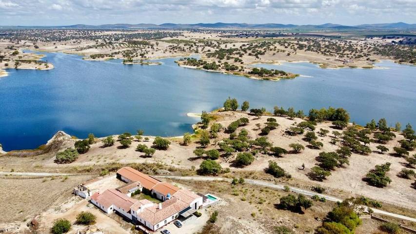Location de vacances pour 12 personnes, avec Terrasse et Jardin ainsi que Piscine et Vue sur le lac à Serpa