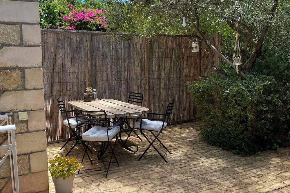Ganze Wohnung, Beautiful Basement Apartment with Private Terrace in Stoupa, Messenien