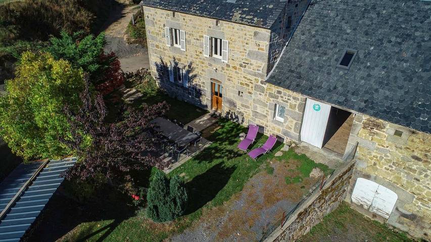 Gîte pour 11 personnes, avec Terrasse ainsi que Jardin et Vue dans Albaret-le-Comtal