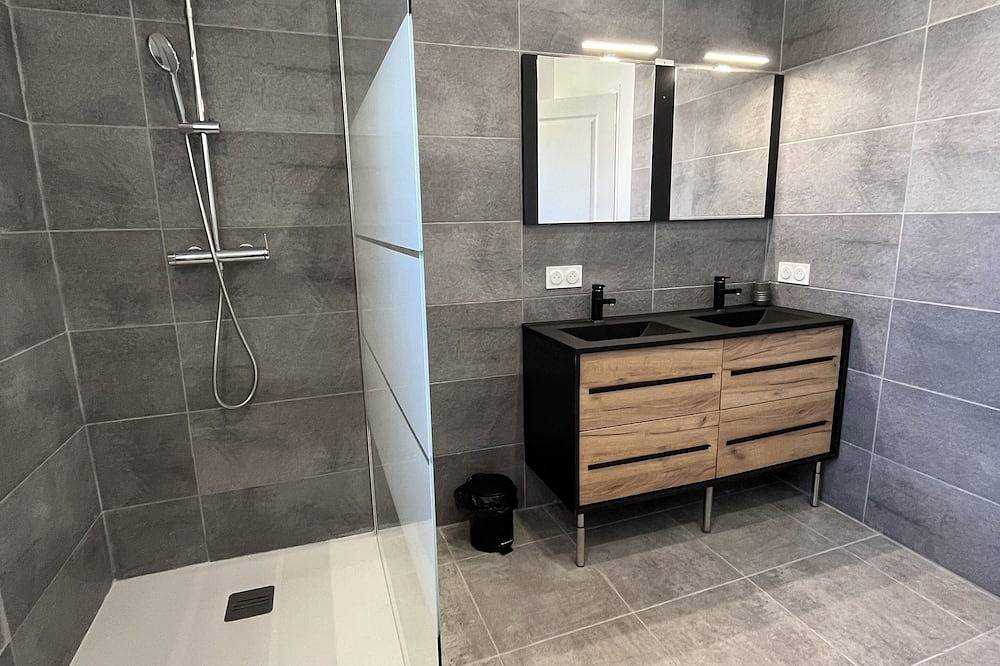 Entire apartment, Appartement Avec Vues sur les Hauts du Village de Rasteau Dans le Vaucluse in Rasteau, Vaucluse