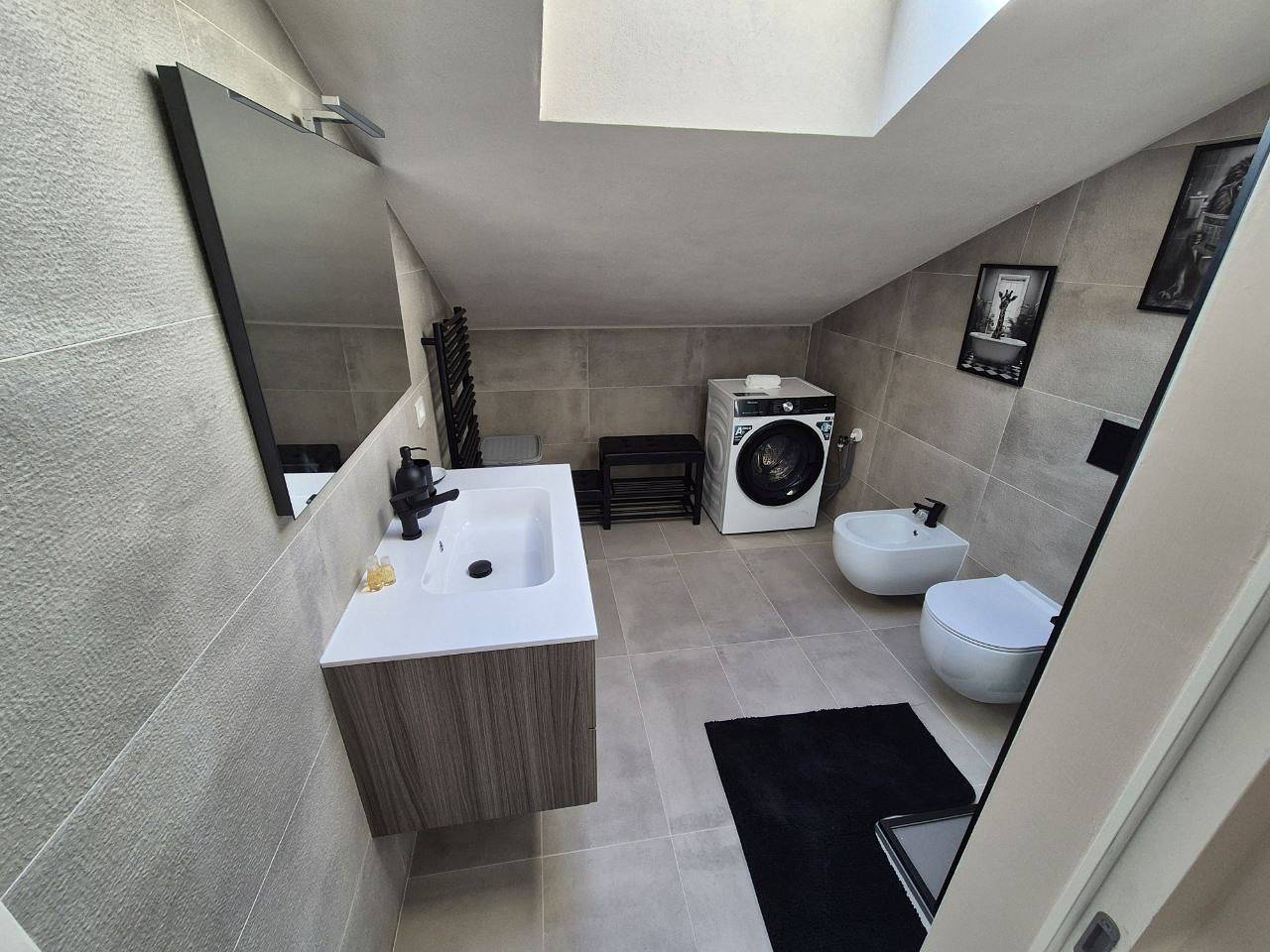 Appartamento intero, Moderna Mansarda con parcheggio gratuito in Diano d'Alba, Langhe