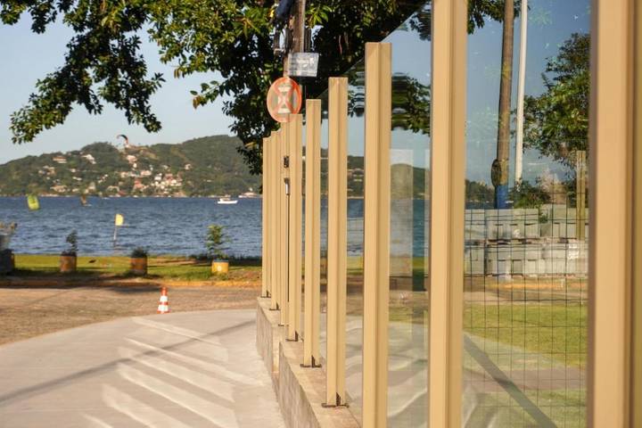 Casas e apartamentos de temporada para 2 pessoas, com jardim e vista para o lago em Lagoa da Conceição