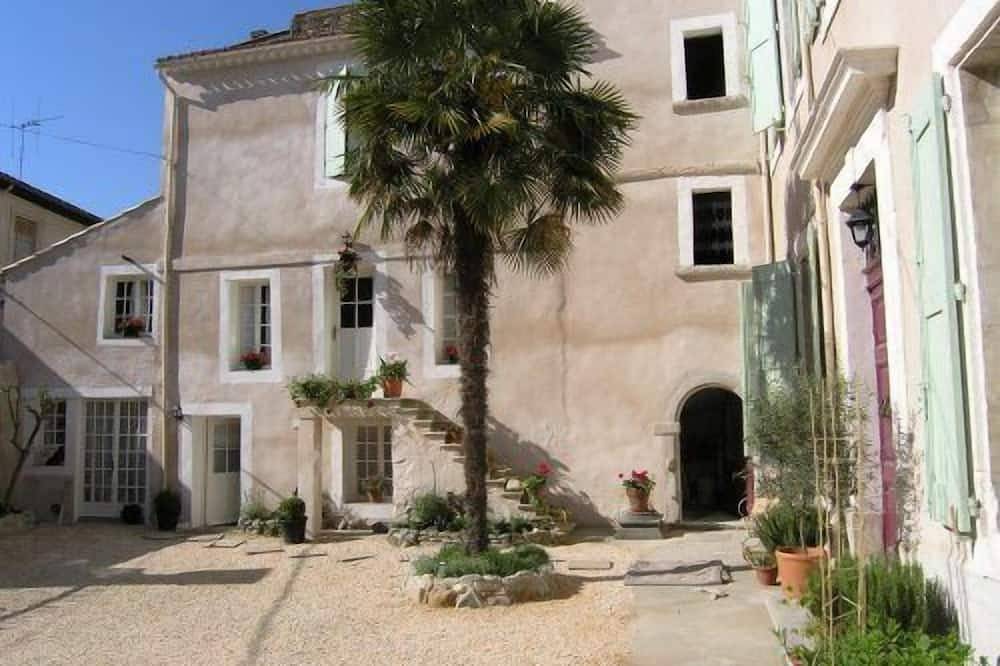Grand old Villa with pool in the heart of Capestang town (on the Canal du Midi) in Capestang, Canal du Midi