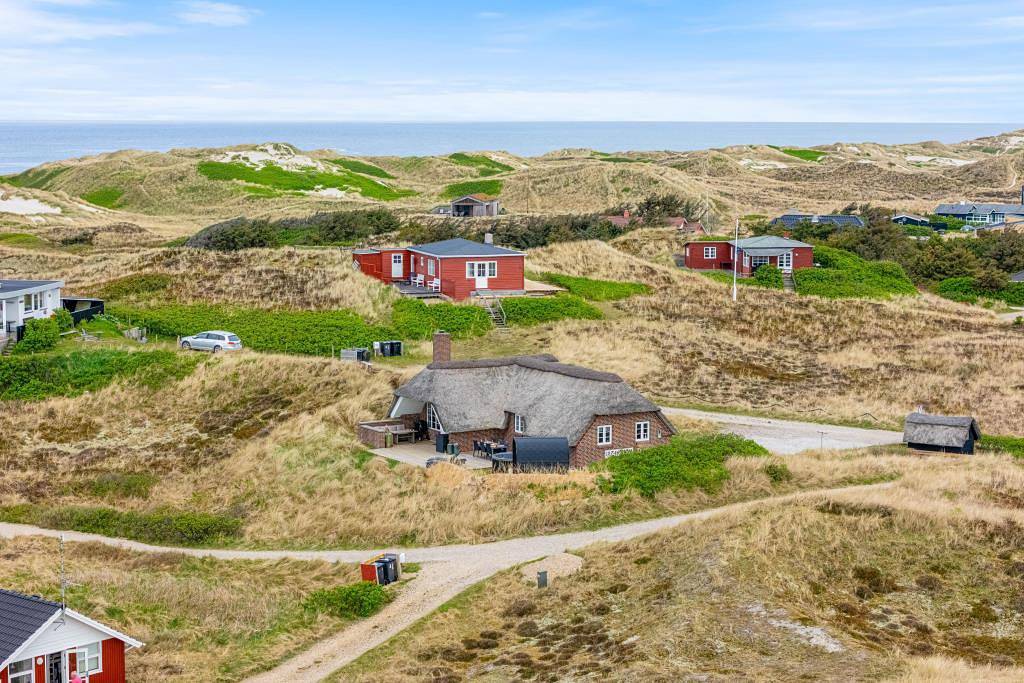 Velholdt sommerhus på klitgrund med flot udsigt in Søndervig, Holmsland Klit