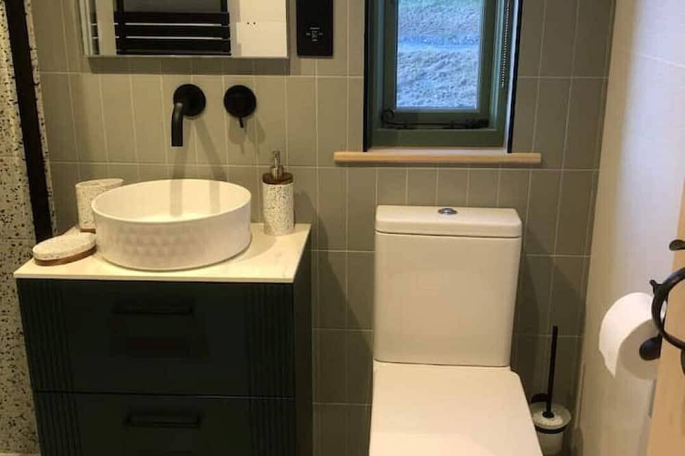 Luxury Shepherd's Hut with woodburner in Ashford region