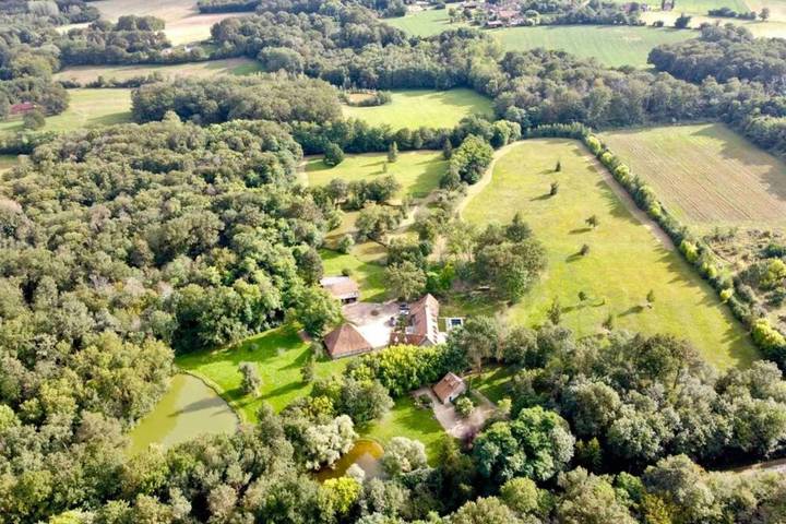 Location de vacances pour 19 personnes, avec Terrasse ainsi que Jardin et Piscine à Santranges