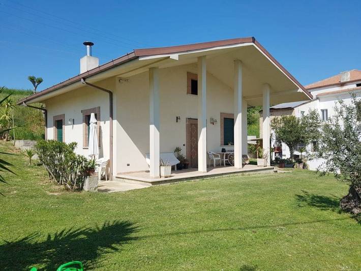 Casa vacanza per 5 persone, con panorama e giardino, con animali domestici a Colonnella