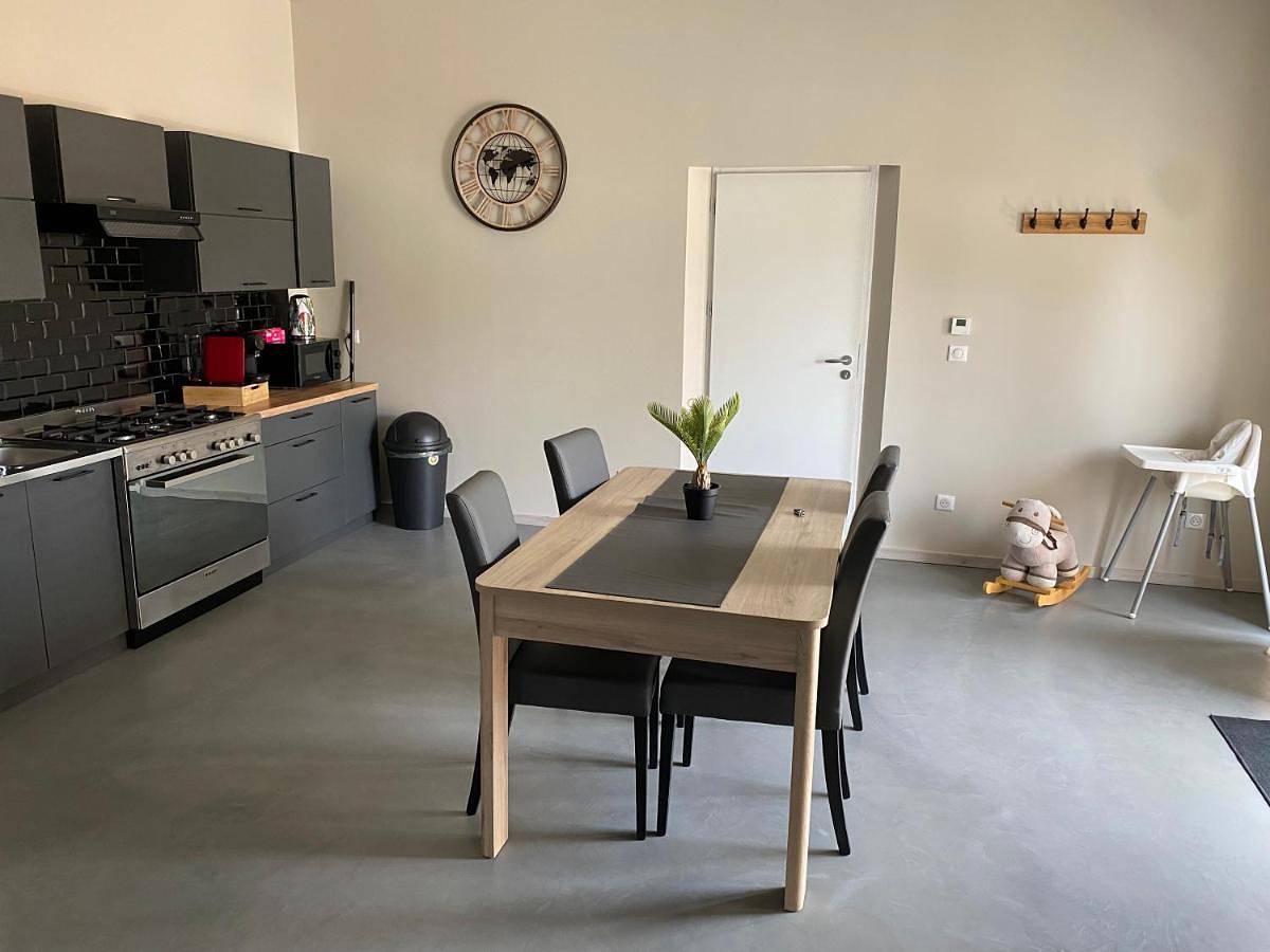 Appartement entier, One-Bedroom Apartment in Lançon-Provence, Côte méditerranéenne (France)