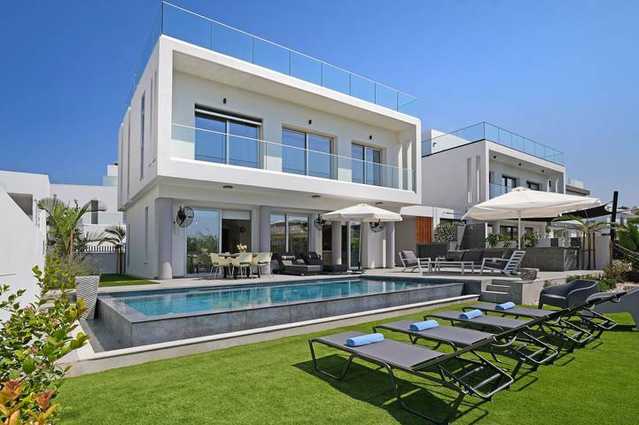 Villa für 6 Personen, mit Pool und Balkon sowie Garten - 1