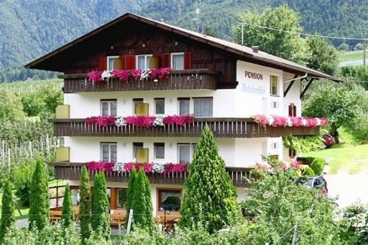 BnB für 2 Personen, mit Balkon und Terrasse sowie Garten und Ausblick in Naturns