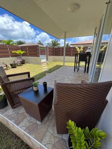 Gîte pour 2 personnes, avec jardin et piscine dans Taravao
