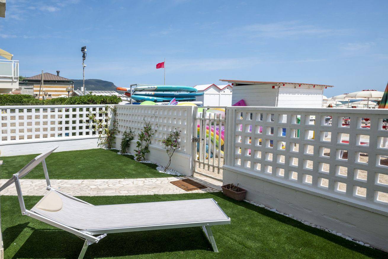 Apartamento entero, M407 - Marcelli, three-room apartment directly on the sea in Marcelli, Riviera del Conero