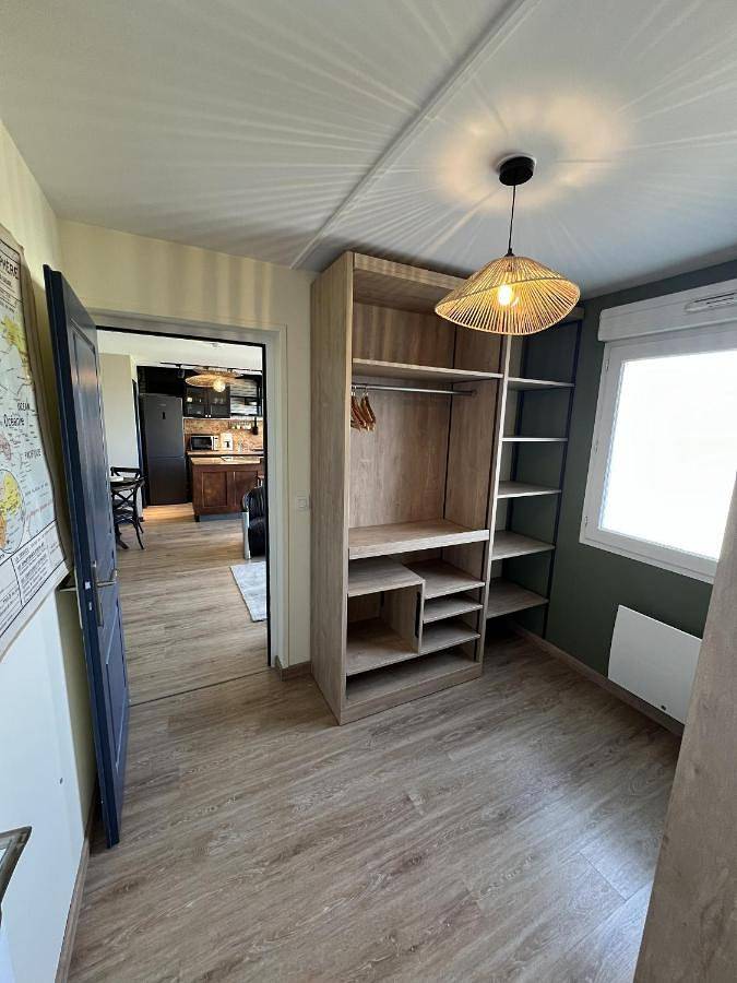 Appartement entier, Appartement lumineux avec bow-Window et vue sur la nature, tout confort avec deux places de parking privées et accès avec ascenseur in Coquelles, Région de Calais