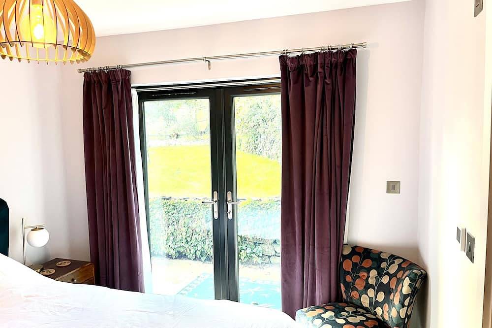 Detached 3 bed 3 bath home 7 mins walk to Padstow Harbour- Pet Friendly Parking in Padstow, Cornwall