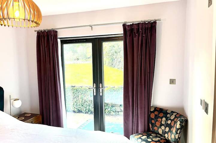 Detached 3 bed 3 bath home 7 mins walk to Padstow Harbour- Pet Friendly Parking in Padstow, Cornwall