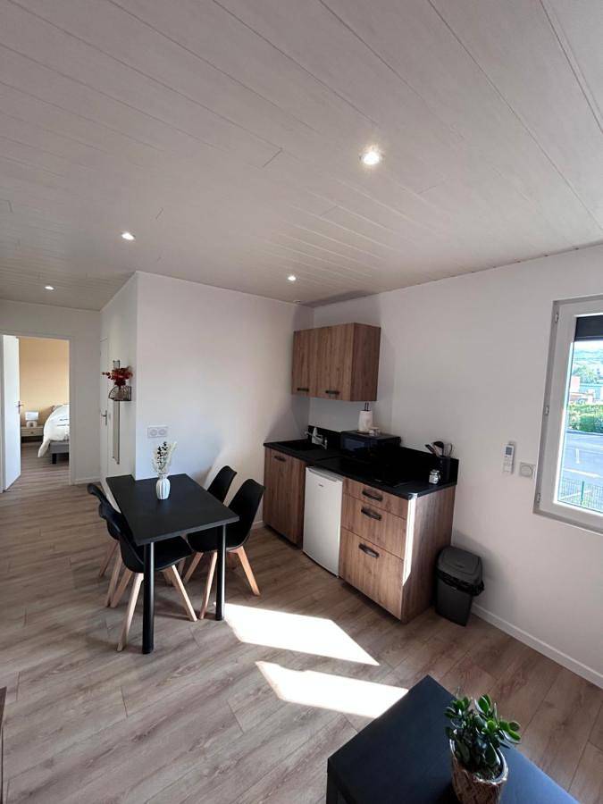 Appartement entier, One-Bedroom Apartment in Cournon-d'Auvergne, Région de Clermont-Ferrand