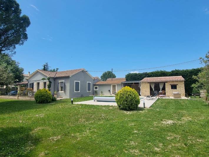 Location de vacances pour 6 personnes, avec Piscine et Vue à Maillane