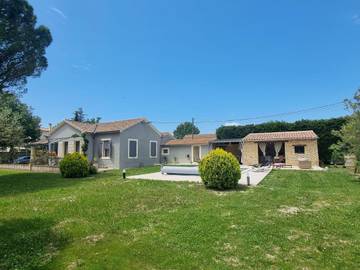 Gîte pour 6 personnes, avec piscine, adapté aux familles à Maillane