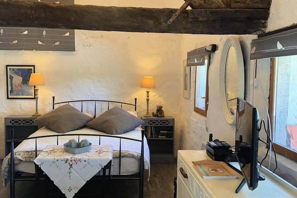 Ganze Wohnung, Romantic hideaway for 2 by a Medieval Chateau with pool in Brigueil-le-Chantre, Vienne