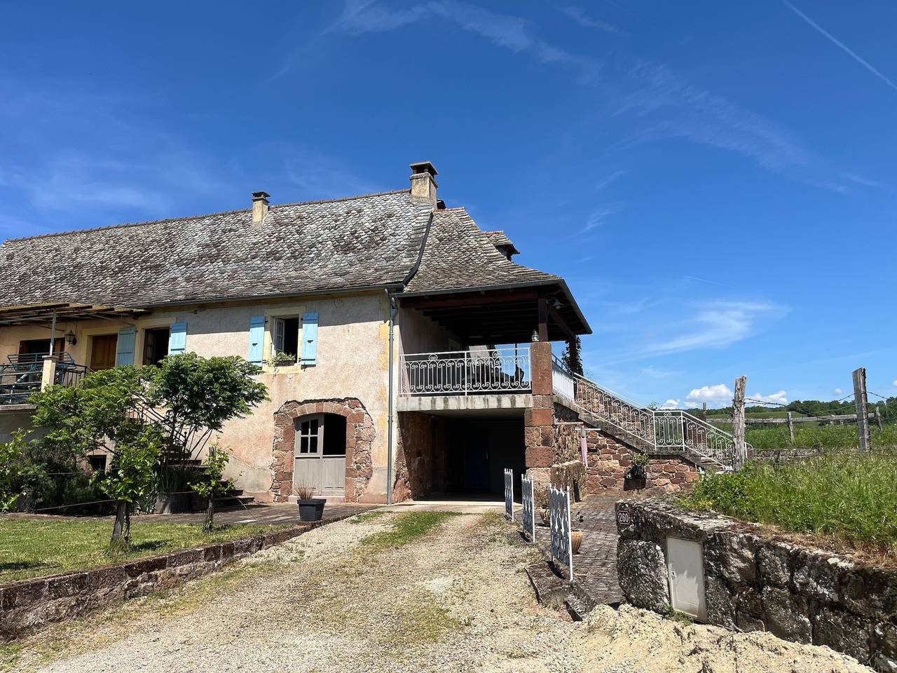 Gîte L'oustal - Domaine Les Planes avec piscine partagée, terrasse privée et Wi-Fi in Nauviale, Aveyron