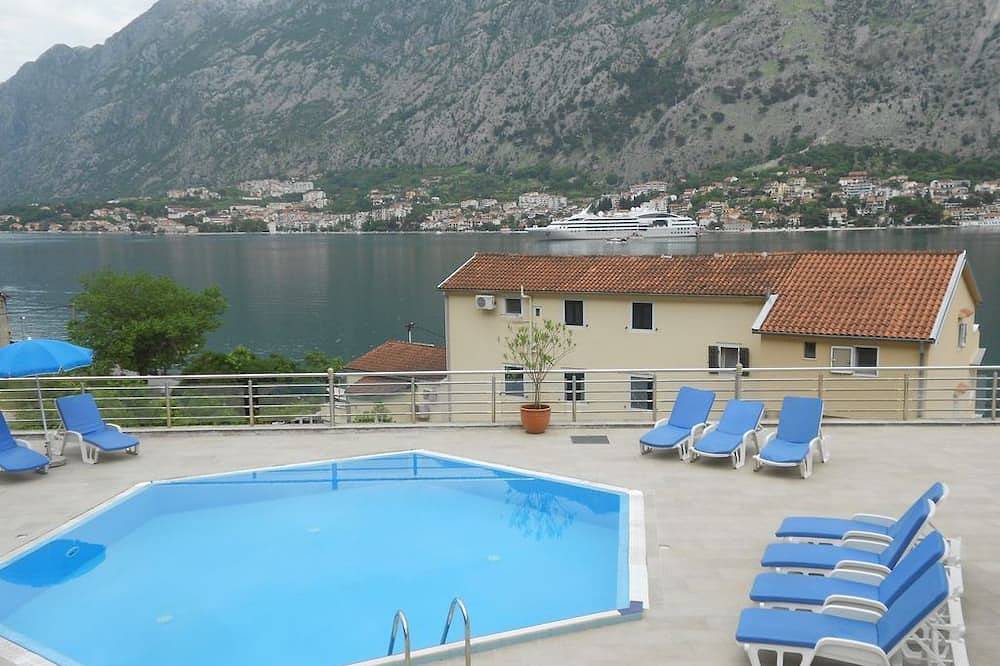 Ganze Wohnung, Tadellose Wohnung, ununterbrochener atemberaubender Blick auf die Bucht, privater Parkplatz in Muo, Opština Kotor
