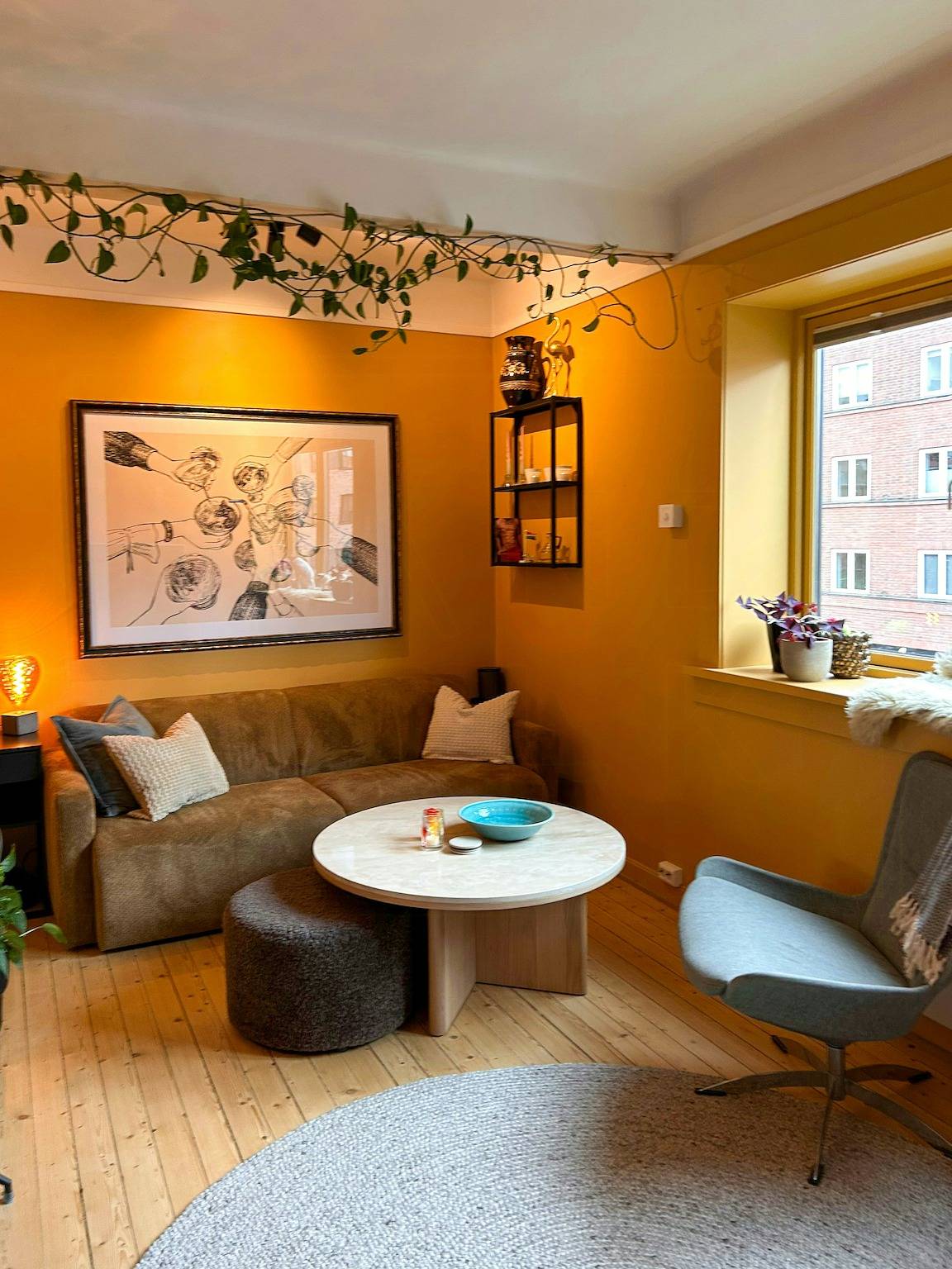 Appartamento intero, Appartamento dai colori vivaci con mattoni a vista e pavimenti in legno in Grünerløkka, Oslo