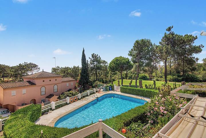 Apartamento inteiro, Apartamento 'Mirador Del Golf' com piscina partilhada, terraço privado e acesso Wi-Fi in Islantilla, Lepe