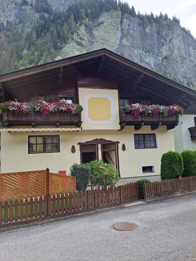 Ferienwohnung für 2 Personen, mit Balkon und Terrasse sowie Ausblick in Hüttschlag