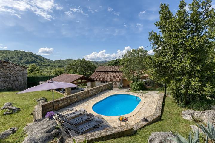 Ferienhaus für 7 Personen, mit Balkon/Terrasse und Garten sowie Pool in Buzet