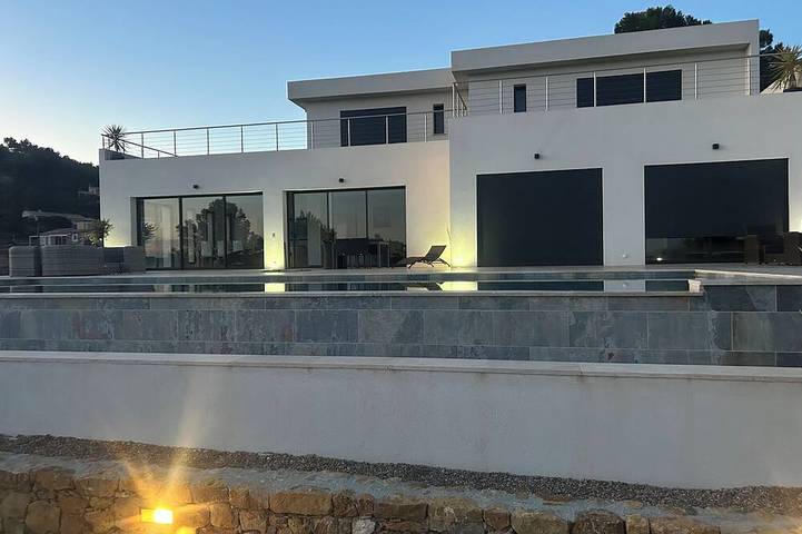 Beautiful new housse with splendid view and big pool. in Cotignac, Brignoles region
