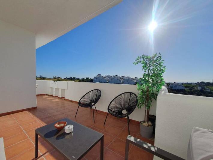 Apartamento para 6 personas, con vistas además de piscina y terraza en Valle Romano