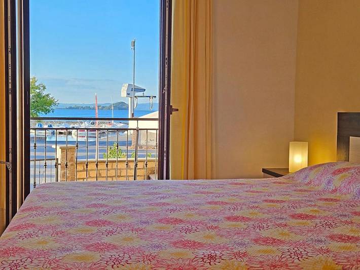 Ferienhaus für 2 Personen, mit Balkon und Terrasse sowie Ausblick und Seeblick in Capodimonte