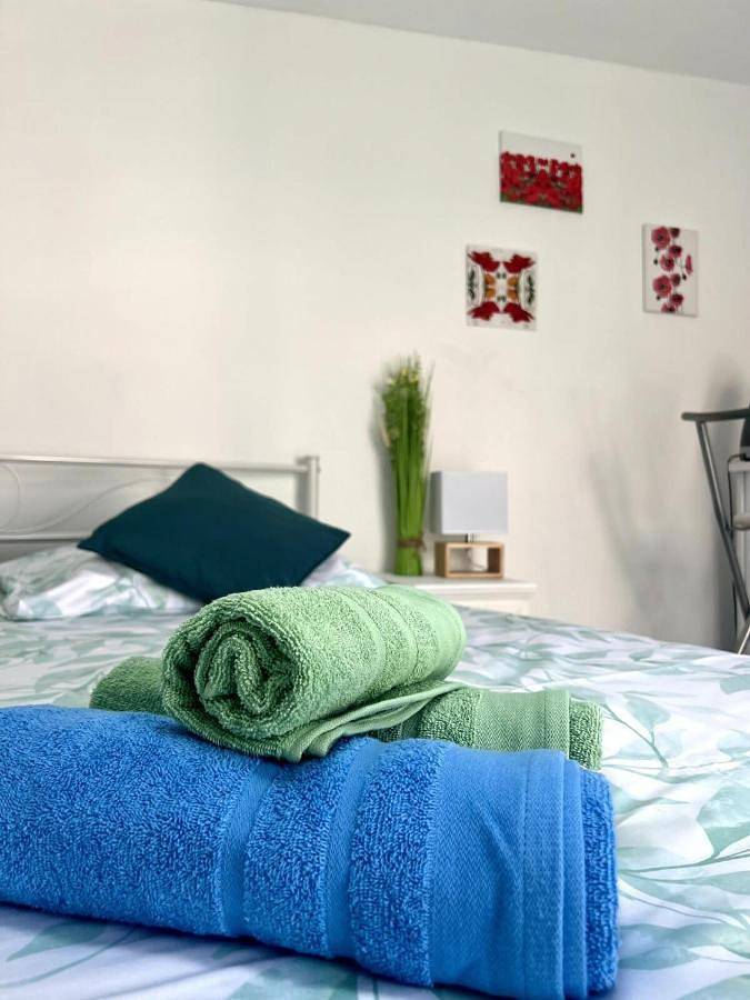 Gîte pour 2 personnes, avec jardin ainsi que terrasse et piscine à Brive-la-Gaillarde - 2
