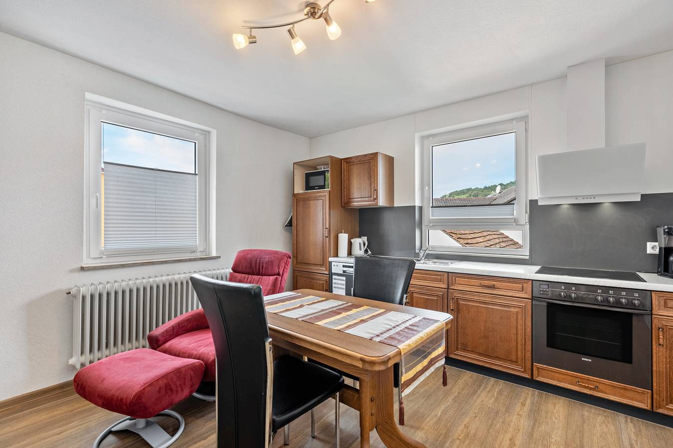 Ganze Wohnung, Ferienwohnung 'Hewenpanorama 2' mit Bergblick, gemeinsamer Terrasse und Wlan in Engen, Hegau