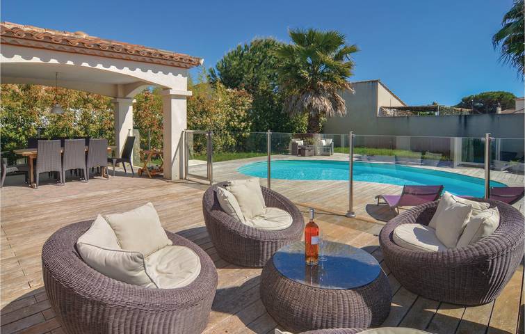 Location de vacances pour 8 personnes, avec jardin ainsi que terrasse et piscine à Aigues-Mortes - 4