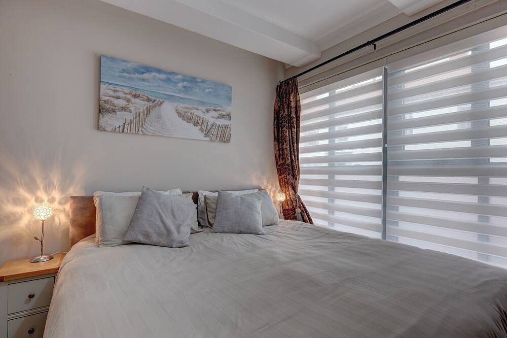 Een comfortabel huis in moderne stijl met een prachtig uitzicht op open moerassen vanuit de zitkamer en het open dek. Het beschikt over een stijlvolle open keuken en eetkamer en heeft een eigen binnentuin. U kunt ook de strandhut van de eigenaar bij We... in Wells-next-the-Sea, Norfolk kust