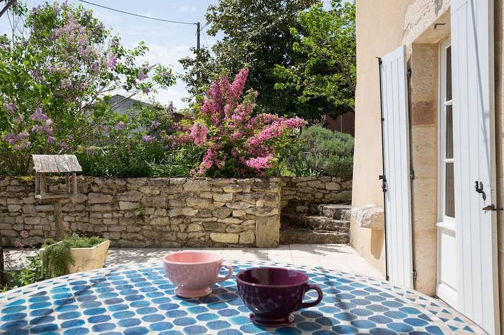 Location de vacances pour 6 personnes, avec jardin et terrasse, animaux acceptés à Saint-Seurin-de-Cursac
