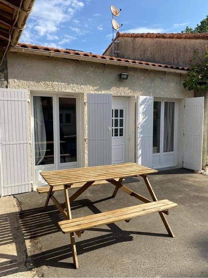 Gîte pour 4 personnes, avec terrasse et piscine à Soulignonne