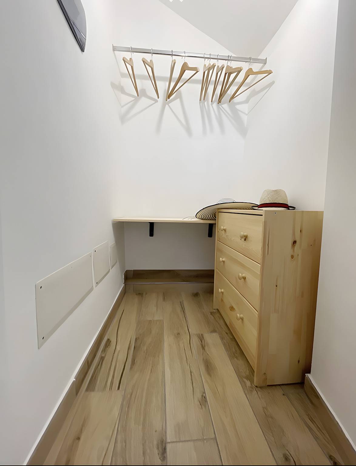 Room 'Camera Matrimoniale - Isola Olivo' with Shared Pool, Wi-Fi and Air Conditioning in San Felice del Benaco, Garda Mountains