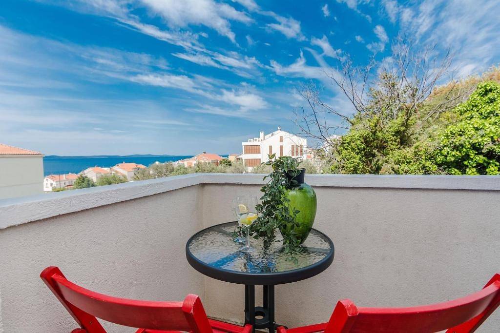 Ganze Wohnung, 1-Zimmer-Ferienwohnung mit Terrasse und Meerblick Kozino, Zadar A-25190-c in Strand Kožino, Zadar (Kommun)