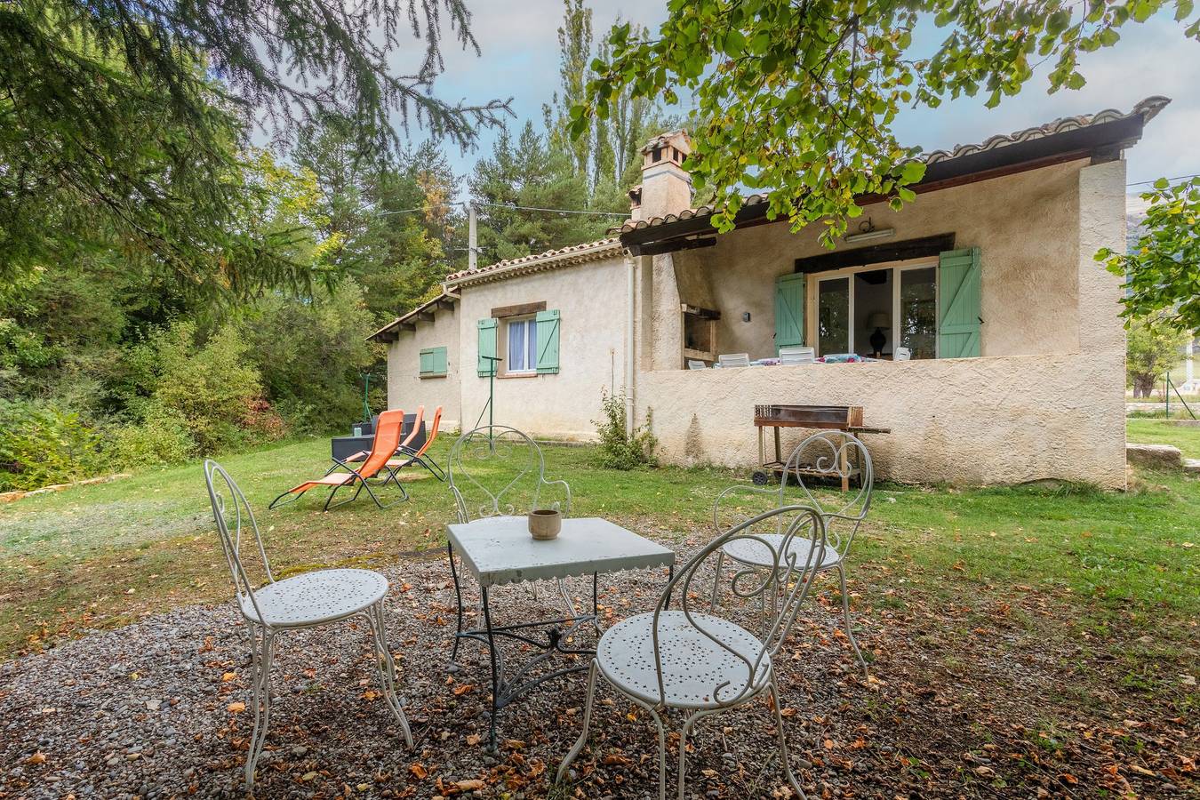 Maison de vacances 'Aux Portes Des Gorges Du Verdon' avec vue sur montagne et terrasse privée in Peyroules, Parc naturel régional du Verdon