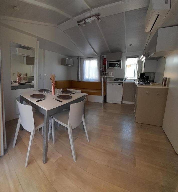 Camping pour 6 personnes, avec terrasse et piscine, animaux acceptés à Parentis-en-Born - 2