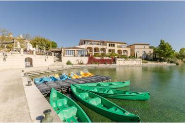 Gîte pour 4 personnes, avec jardin et piscine ainsi que bassin pour enfant et balcon, adapté aux familles à Mallemort