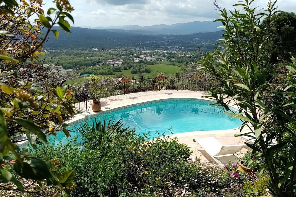 Appartement entier, Vue époustouflante, Studio au bord de la piscine dans un écrin de verdure. in Montauroux, Côte méditerranéenne (France)