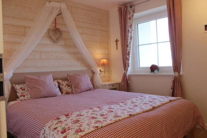Ferienwohnung für 7 Personen, mit Balkon und Terrasse sowie Garten und Sauna am Kochelsee