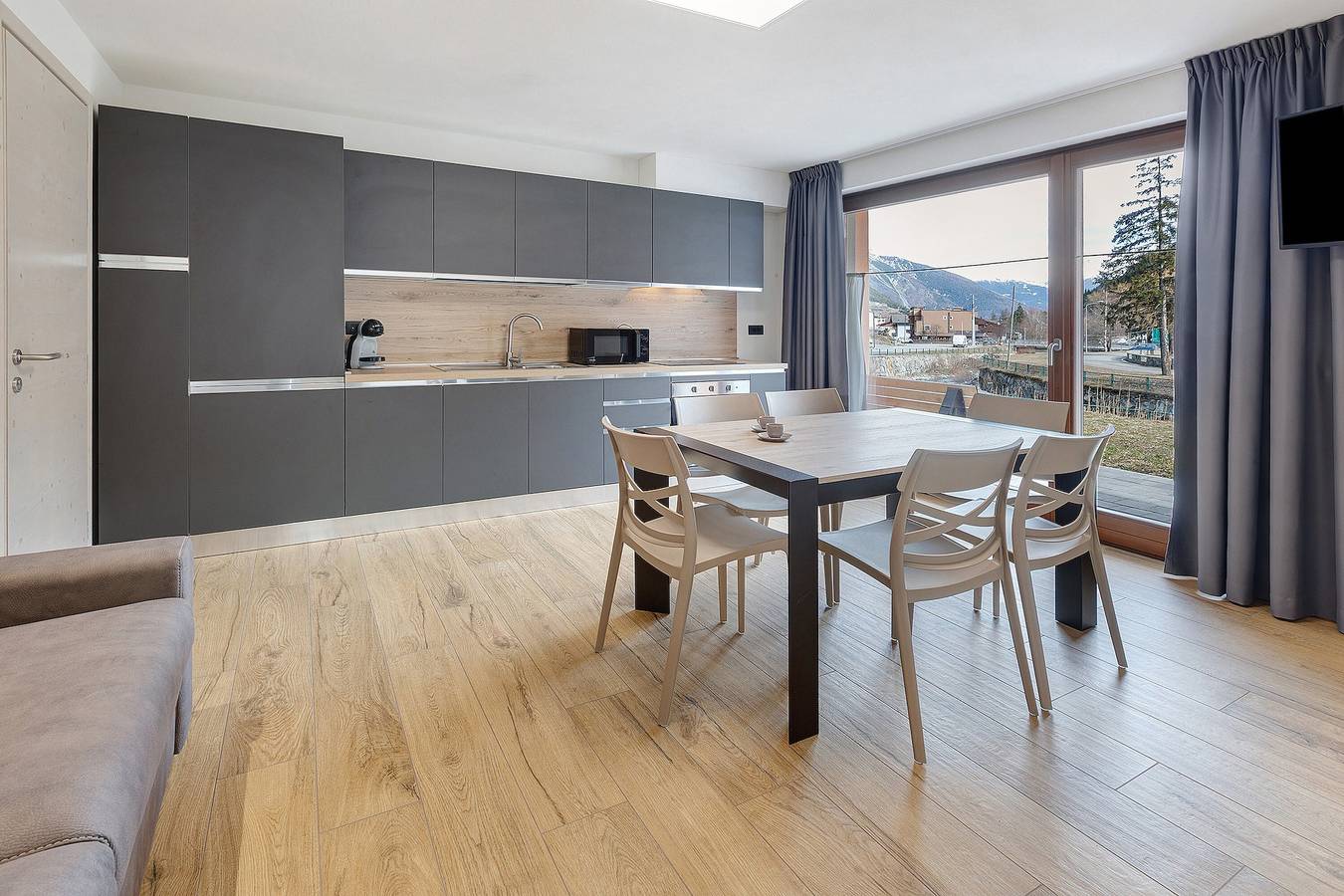 Appartamento intero, Casa Vacanze 'Appartamento La Serenella' con Vista Montagna, Giardino e Wi-Fi in Isolaccia, Valdidentro