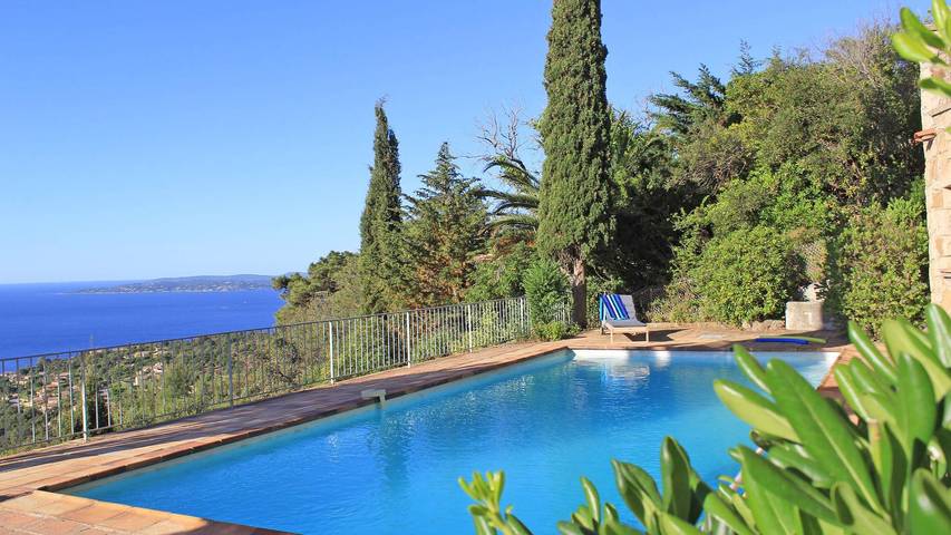 Appartement de vacances pour 8 personnes, avec piscine ainsi que terrasse et jardin