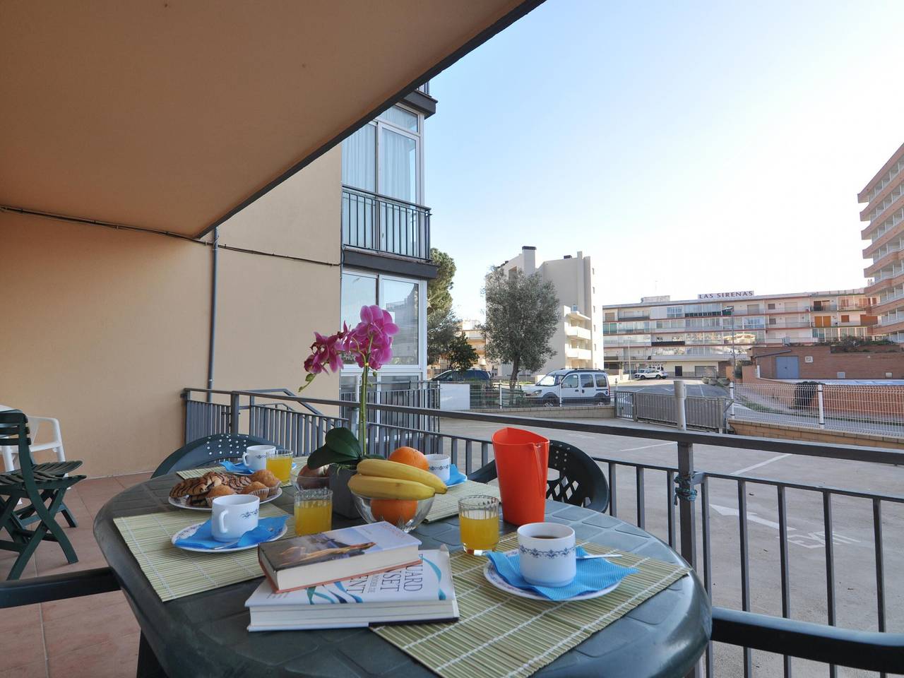 Entire apartment, Cozy Apartment in Roses, Costa Brava - 300m from Santa Margarita Beach with Terrace & Parking in Santa Margarida, Roses