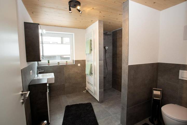 Ferienwohnung für 6 Personen, mit Balkon und Terrasse sowie Garten und Ausblick in Burladingen - 4